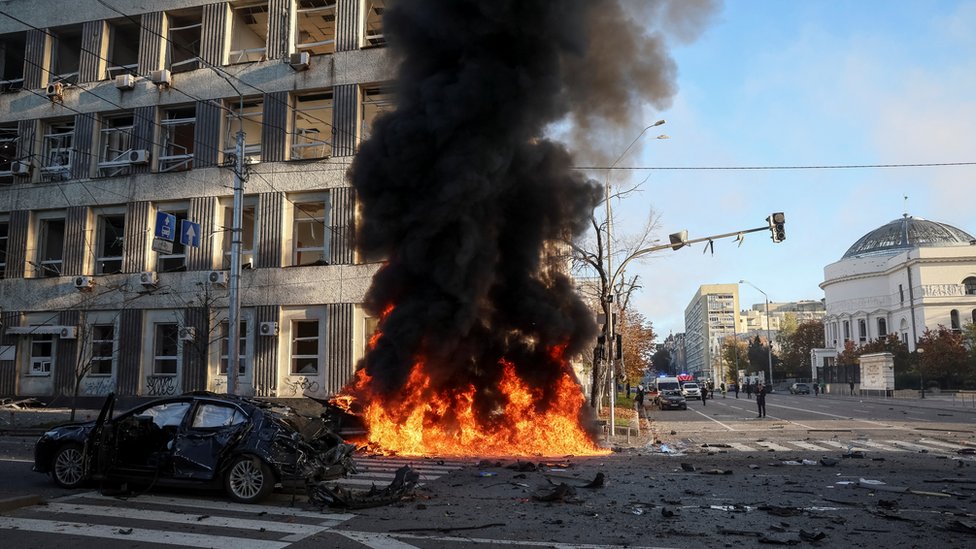 Mobil terbakar dalam serangan militer Rusia di Kyiv pada Senin (10/10).