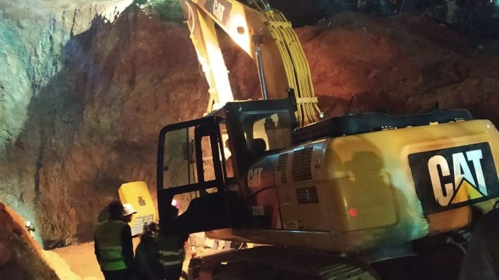 Rescatistas trabajando en la zona donde se encontraba el niño que había caído a un pozo en Marruecos.