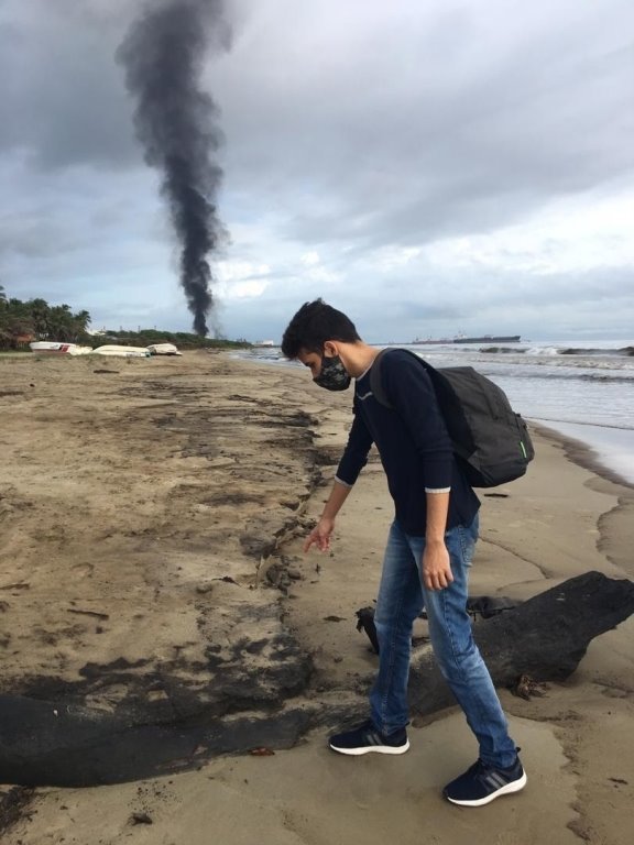 загрязнение нефтью на пляже Эль-Палито в Пуэрто-Кабельо, Венесуэла, 10 августа 2020 г. (опубликовано 12 августа 2020 г.)