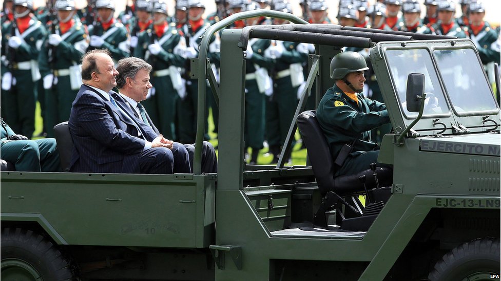 Президент Колумбии Хуан Мануэль Сантос (справа) сидит в армейской машине во время военной церемонии в Боготе, Колумбия, 24 июня 2015 года.