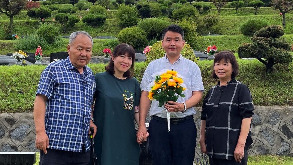 Jang Jun-ha (drugi s desna s porodicom na bratovom grobu prošlog leta