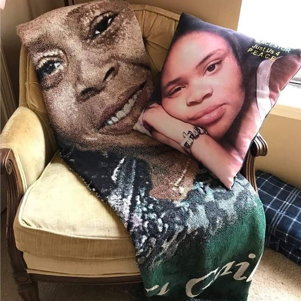 Одеяло и подушка с изображением Иоланды Карр и ее дочери Ататьяны