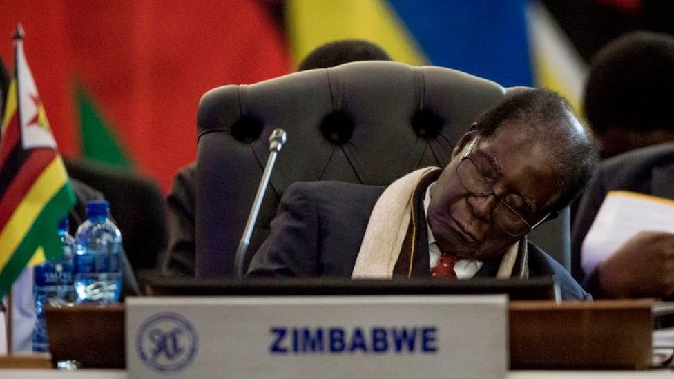 Президент Республики Зимбабве Роберт Мугабе отдыхает на открытии 37-го саммита глав государств и правительств Сообщества по вопросам развития стран юга Африки (САДК) в здании OR Tambo Building в Претории 19 августа 2017 г.