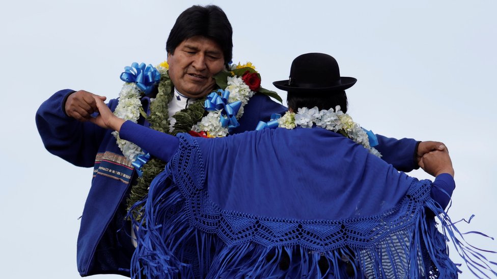 Президент Боливии Эво Моралес танцует во время заключительного митинга в Эль-Альто