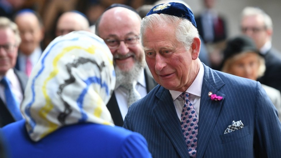Принц Уэльский встретился с членами еврейской общины Северной Ирландии во время посещения синагоги в Белфасте