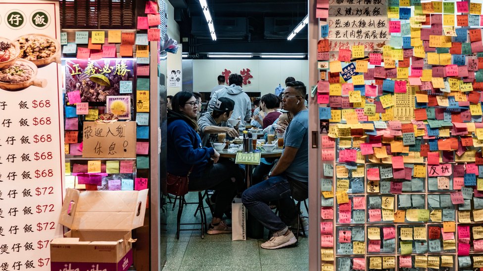 在去年持續半年的香港「反送中」抗議運動中，許多香港食肆門外設置「連儂牆」。