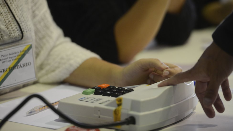 Eleitor registra biometria em Niterói, na eleição municipal de 2016