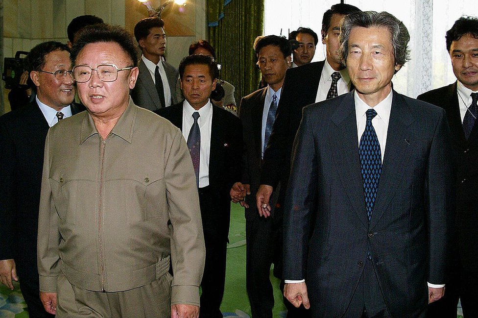 El primer ministro japonés, Junichiro Koizumi, camina con el líder norcoreano Kim Jong-Il antes de sus conversaciones en Pyongyang el 17 de septiembre de 2002.