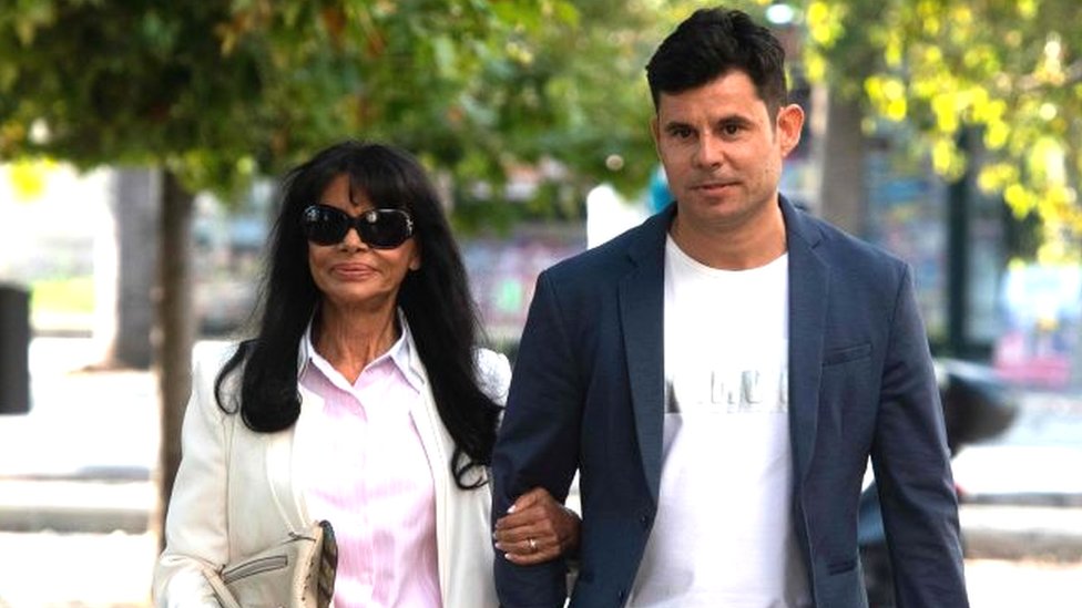 Хавьер Санчес Сантос (справа) прибывает в суд Валенсии со своей матерью Марией Эдите Сантос, 4 июля 2019 г.