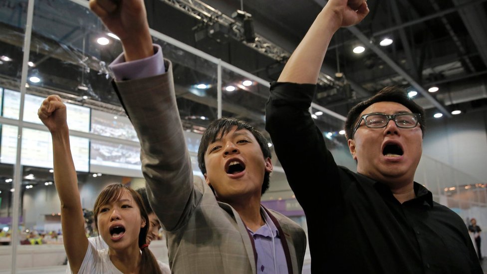 Кандидаты от Youngspiration празднуют победу партии на выборах в LegCo в Гонконге (5 сентября 2016 г.)