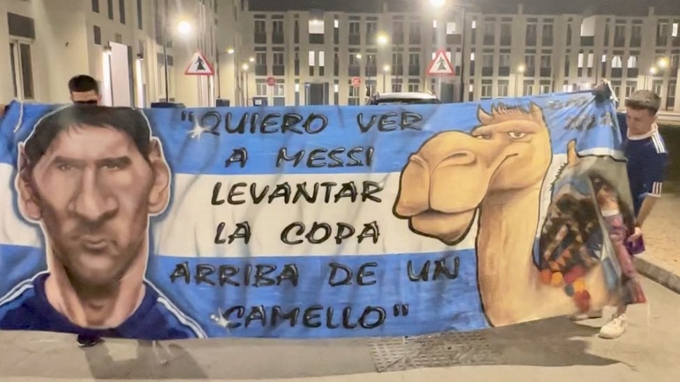 Bandera de "Quiero ver a Messi la copa encima de un camello".