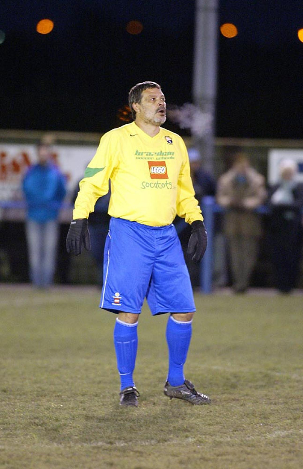 El brasileño salió del retiro para jugar 12 minutos por un club semiprofesional en Inglaterra en 2004. Sócrates