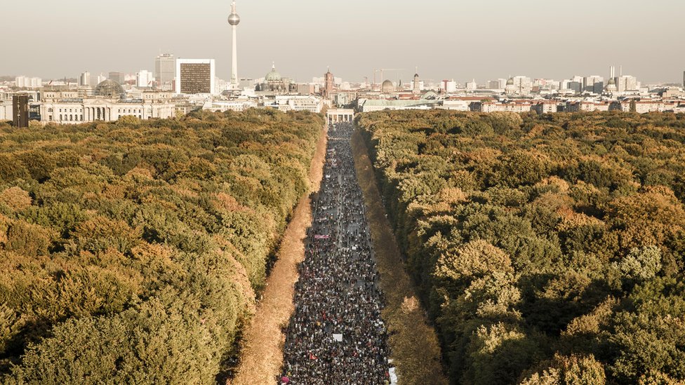 Марш в центре Берлина к Бранденбургским воротам - 13 октября