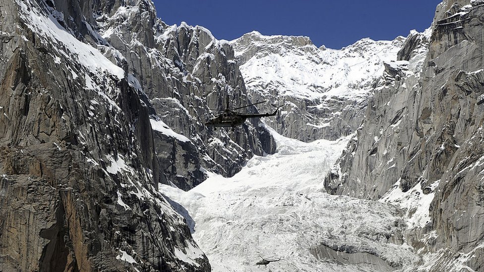 Un helicóptero militar pakistaní sobrevuela el glaciar de Siachen