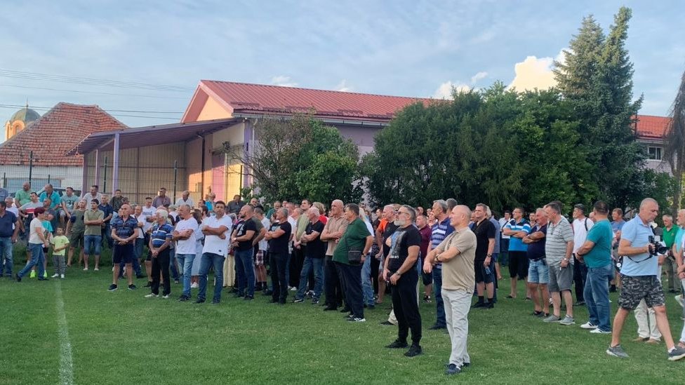 Grupa meštana na stadionu na protestu u Bresnici