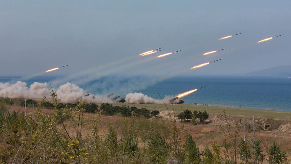 El 15 de abril, Corea del Norte realizó un desfile militar en el que también mostró su arsenal. Disparos en la cosa norcoreana.