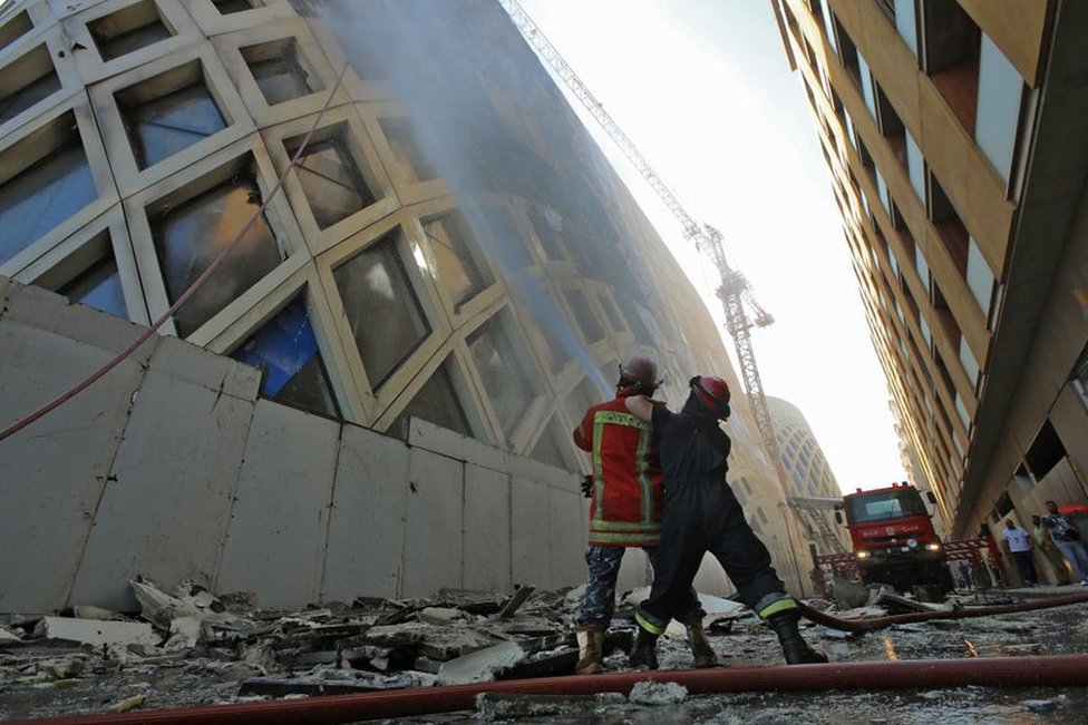 Пожарные тушат пламя пожара в известном современном здании в центре Бейрута, 15 сентября 2020 года.
