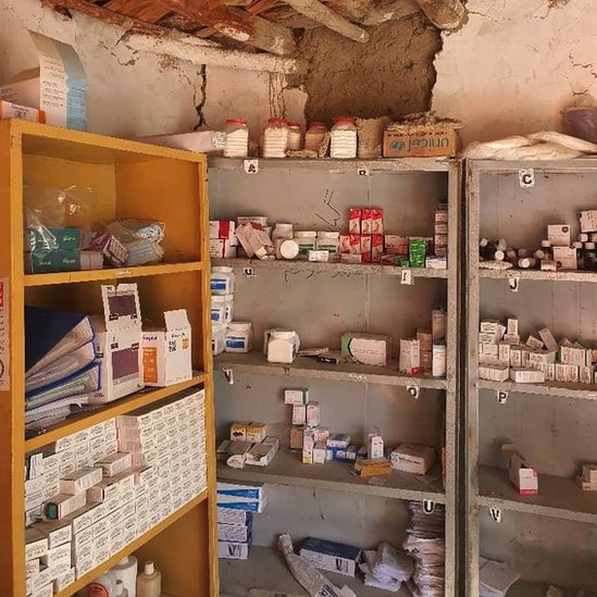 Algunos medicamentos en estantes en la clínica dañada en Gyan