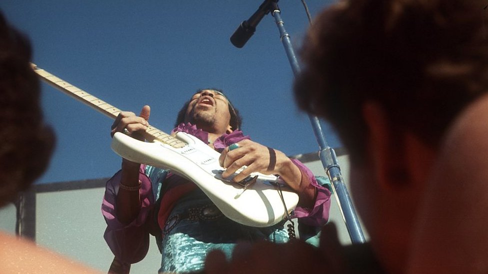 Jimi Hendrix actuando en 1969.
