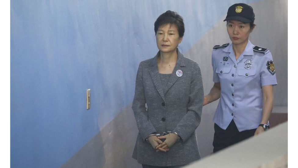 Park Geun-hye (izquierda) llega a una audiencia judicial en Seúl en 2016.