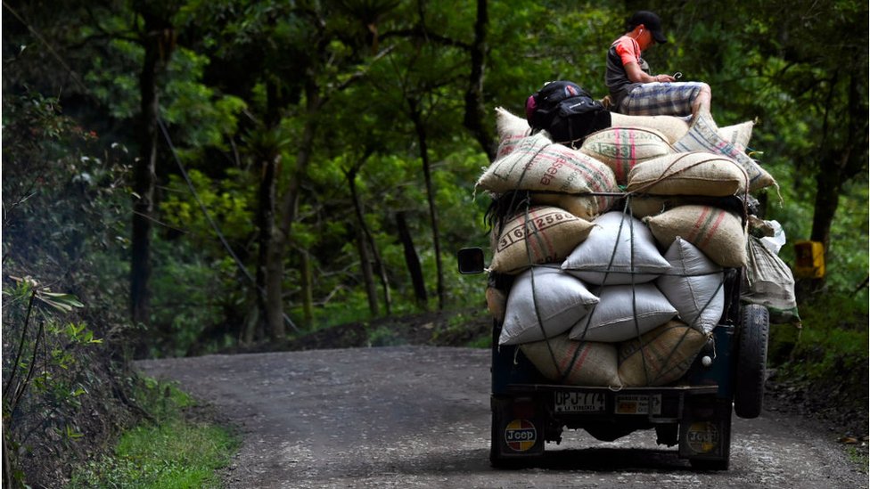 Carro en Colombia transportando café.