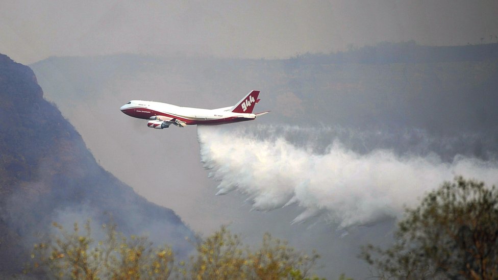 Bolivya yangınlarla mücadele etmek için dünyanın en büyük yangın söndürme uçağı olan Boeing 747 Supertanker'ı kiraladı. Helikopterler en fazla 10 bin litre taşıyabilirken bu uçak 70 bin litre su taşıyabiliyor