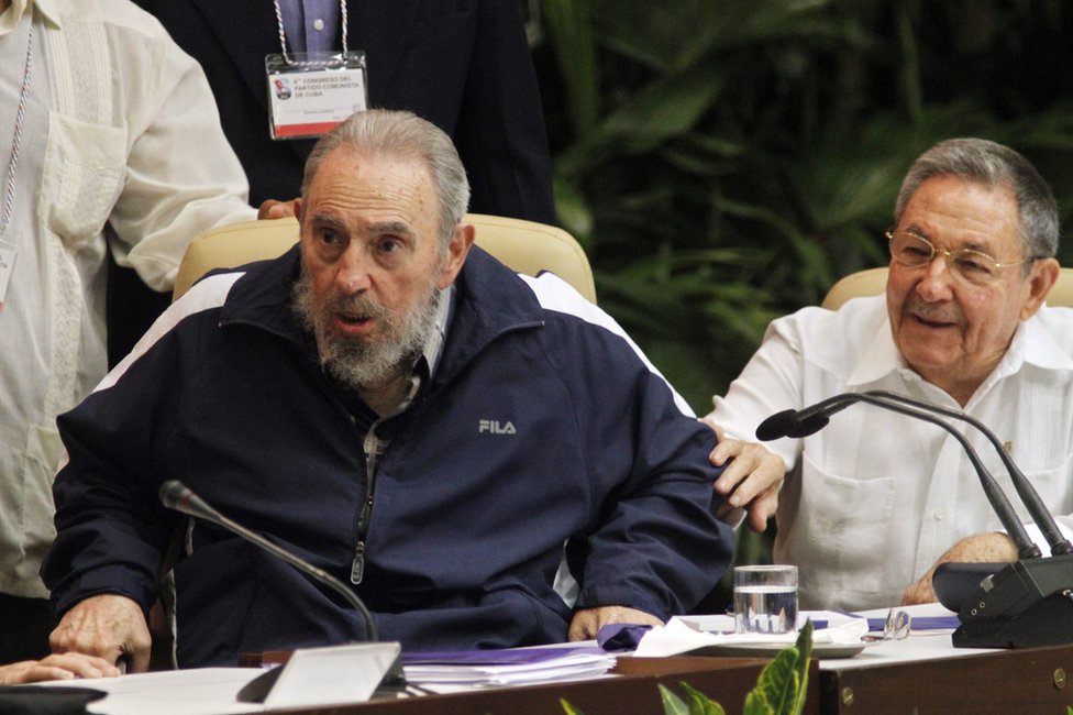 Raúl Castro junto a su hermano Fidel Castro durante una sesión del VI Congreso del Partido Comunista de Cuba el 19 de abril de 2011.