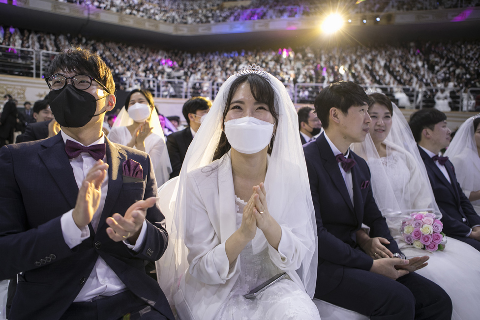 بعض الأزواج في حفل زفاف جماعي نظمته كنيسة التوحيد في غابيونغ