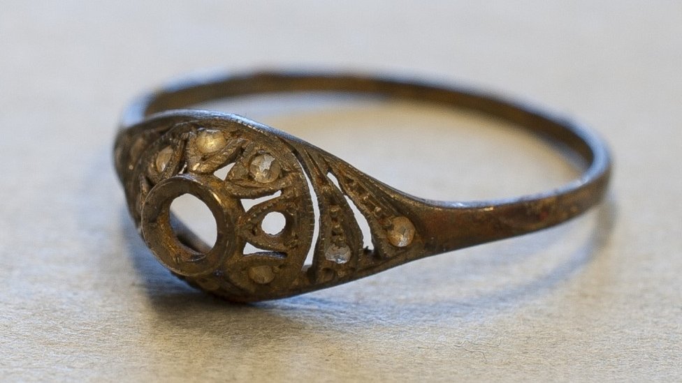 Кольцо, найденное в чашке с двойным дном в Государственном музее Аушвиц-Биркенау