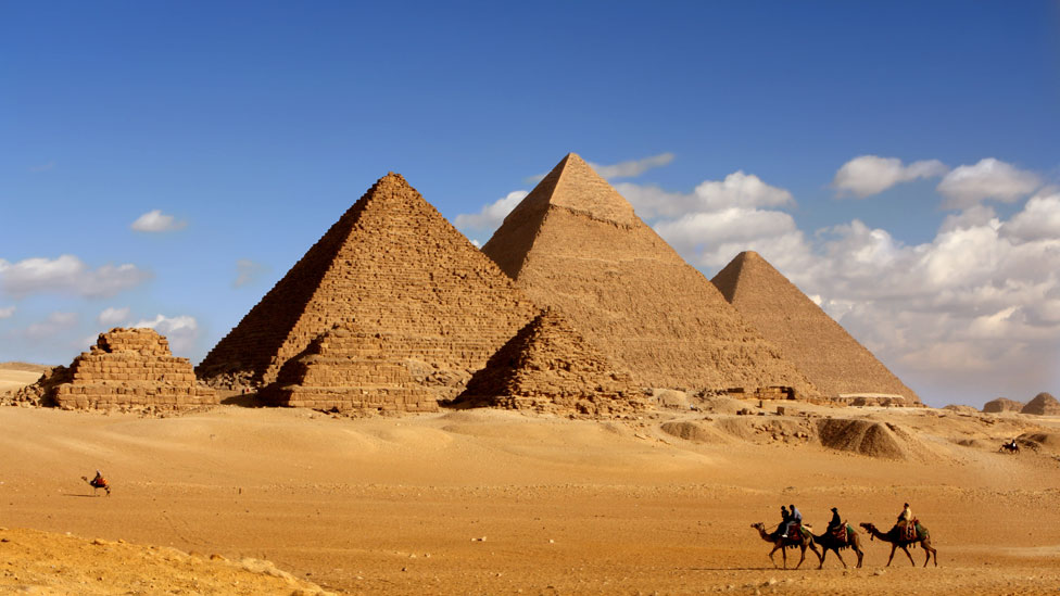 La Gran Pirámide de Giza (a la derecha)