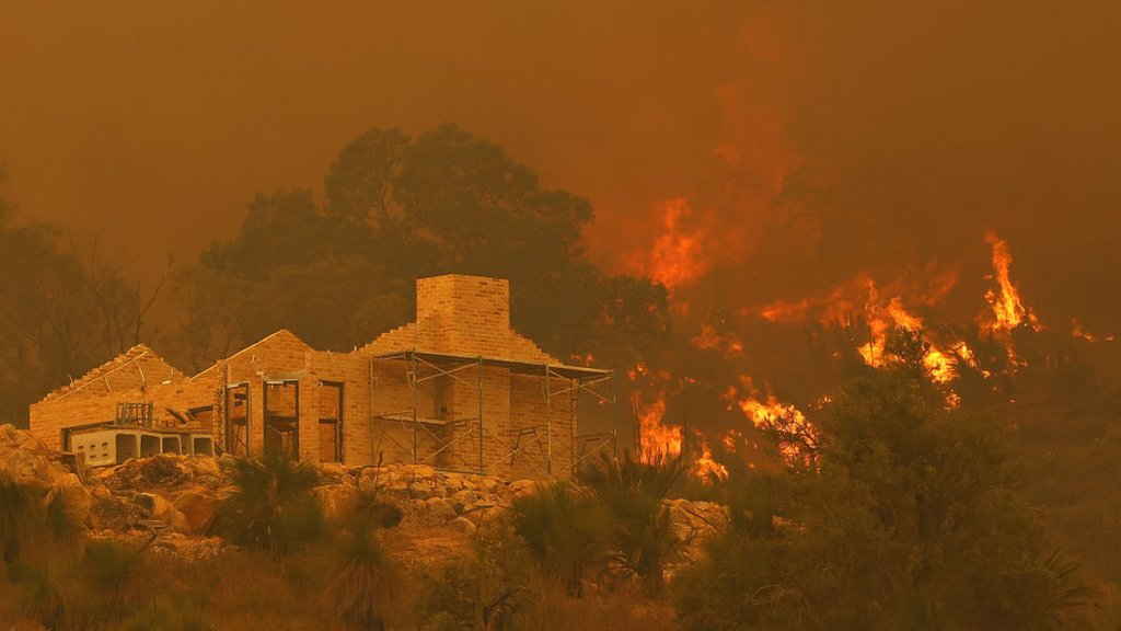 Perth Bushfire Threatens Locked Down Australian City Bbc News