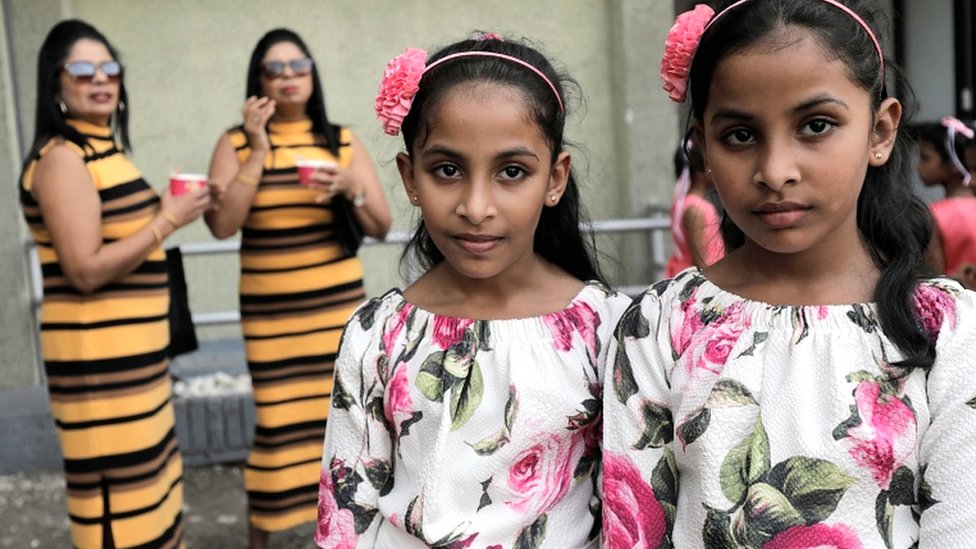 Близнецы позируют для фотографий на мероприятии Sri Lanka Twins в Коломбо, Шри-Ланка, 20 января 2020 года