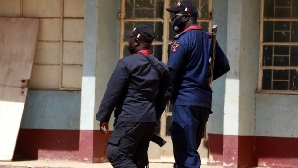 Miembros de seguridad en las afueras de la escuela en la región de Katsina.