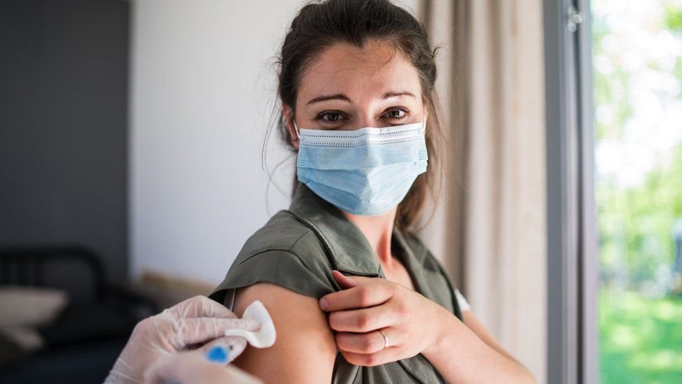 'Uzatmalı' Covid: Araştırmalara göre koronavirüs aşıları, uzun süreli semptom riskini azaltıyor