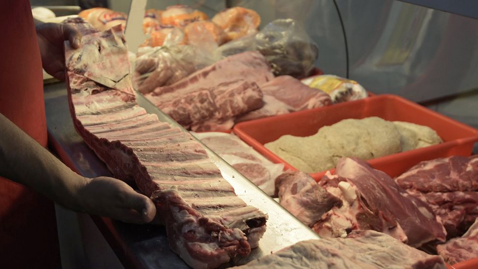 En toda carnicería hay un espacio en el centro para la carne apanada que compra la gente lista para freír en sus casas. En toda carnicería hay un espacio en el centro para la carne apanada que compra la gente lista para freír en sus casas.