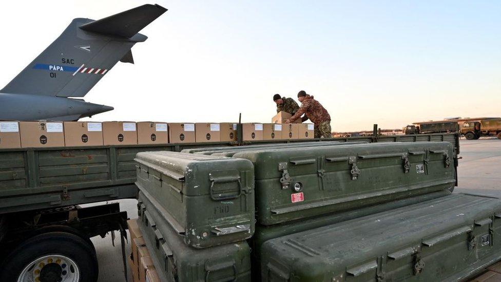 Soldados ucranianos descargan un cargamento de armas de fabricación estadounidense.