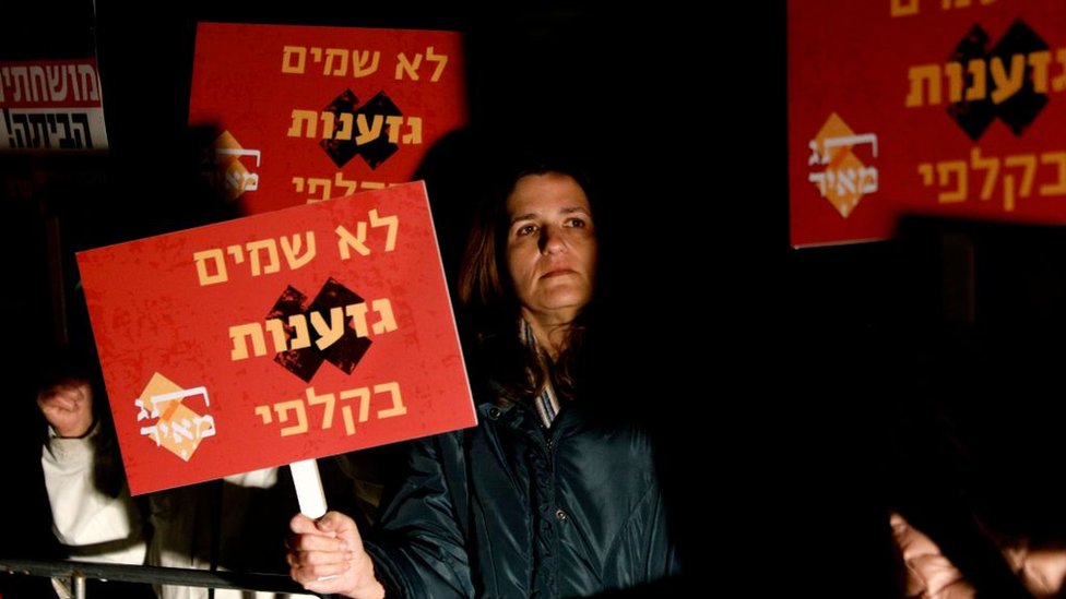 İsrailli bir Kahanist karşıtı protestocunun elindeki pankartta 