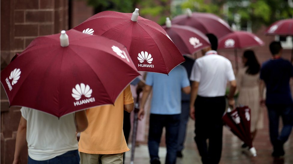 Gente con paraguas de Huawei