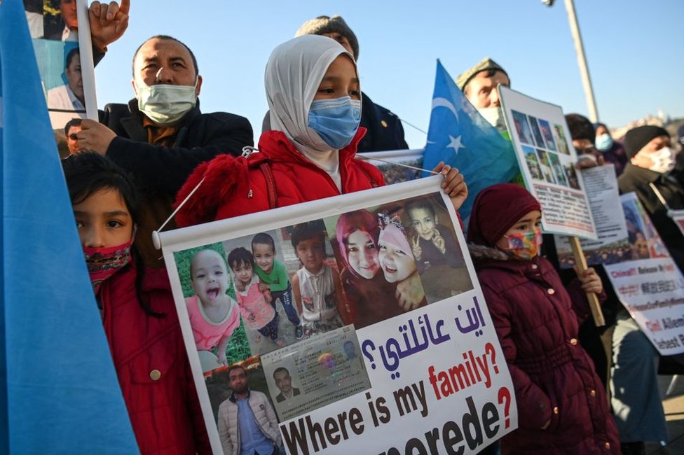 Miembros de la minoría uigur protestan cerca del consulado de China en Estambul, 22 de febrero de 2021