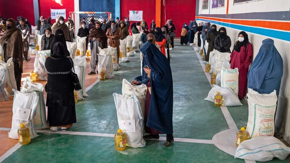 نساء أفغانيات تحصلن على مساعدات إنسانية