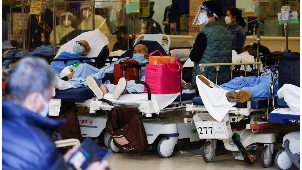 香港醫院人滿為患，當局呼籲輕症患者不要前往公立醫院急症室。