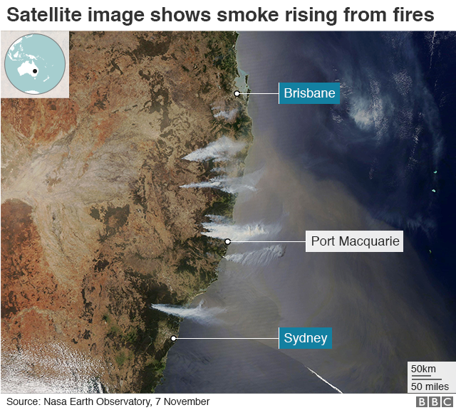 Спутниковый снимок показывает дым, поднимающийся от пожаров вдоль восточного побережья Австралии