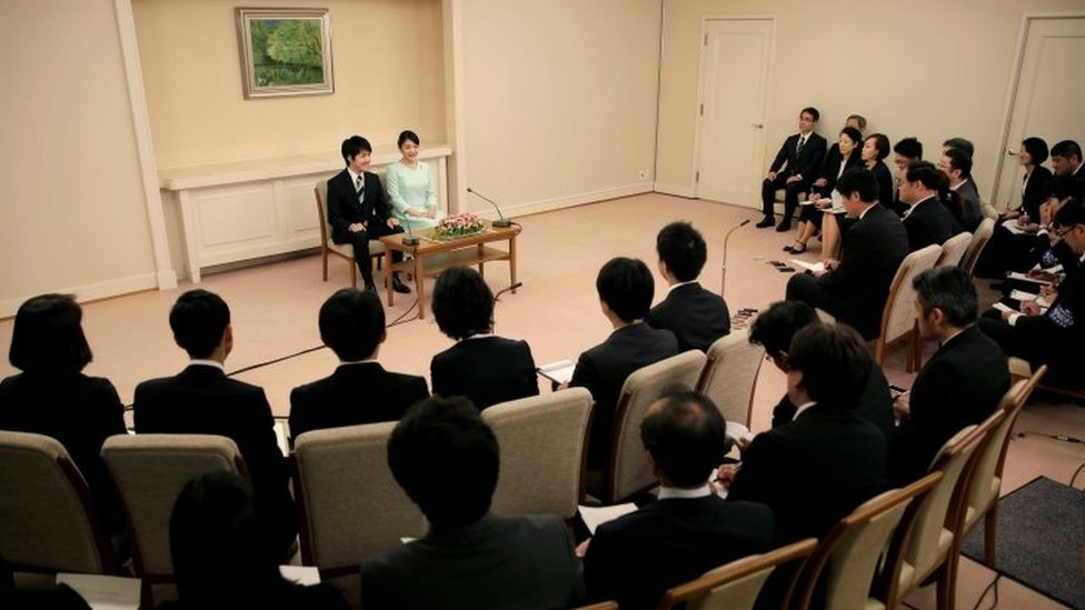 La pareja realizó el anuncio formal de su compromiso el cual llegó después de unos meses desde que la princesa confirmó que tenían una relación. Kei Komuro y la princesa Mako en una rueda de prensa