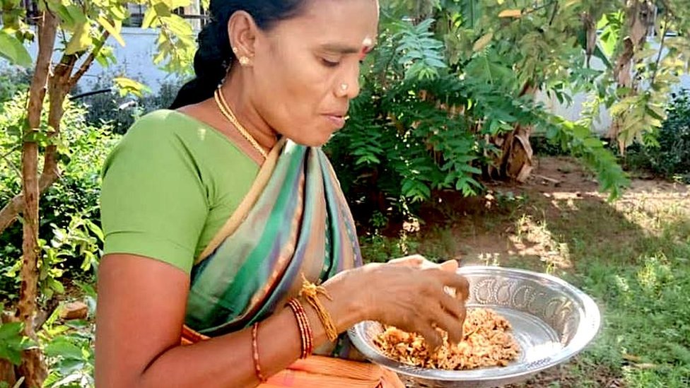 Rani menyiapkan makanan olahan daging tikus