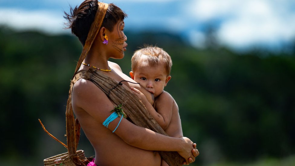 Indígena Yanomami amamenta seu bebê ao chegar para receber atendimento de saúde durante a Missão Yanomami em meio à pandemia do coronavírus (COVID-19) no 4º Pelotão Especial de Fronteira. A foto foi tirada na cidade de Alto Alegre em 01 de julho de 2020 em Roraima, Brasil.