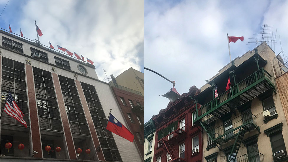 Флаг КНР развевается в китайском квартале Манхэттена, через дорогу от флага КНР.