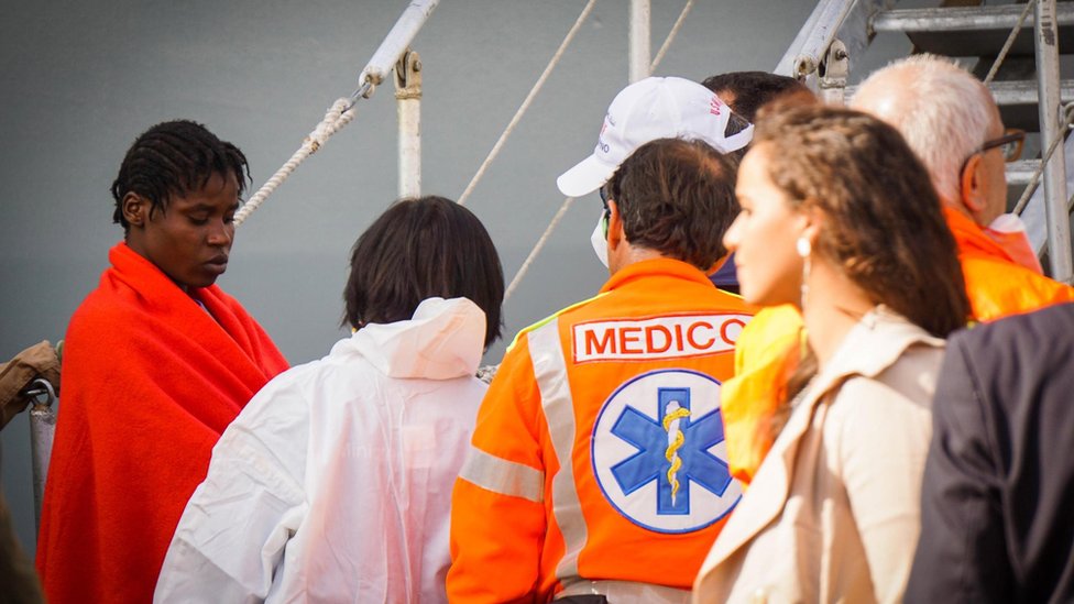 Los migrantes y los cuerpos de las mujeres fueron llevados hasta un puerto en Salerno, al sur de Italia. Rescatistas en Salerno