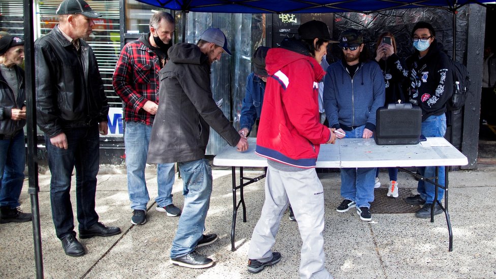 شخص يسلم ما لديه من جرعات مخدرة.