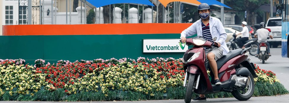 Мотоцикл ждет перед вывеской, рекламирующей саммит АТЭС в Ханое, Вьетнам, 17 мая 2017 г.