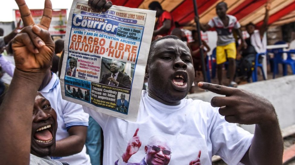 Люди празднуют 15 января 2019 года в Абиджане после новостей о том, что Международный уголовный суд оправдал бывшего президента Кот-д'Ивуара Лорана Гбагбо из-за волны насилия после выборов